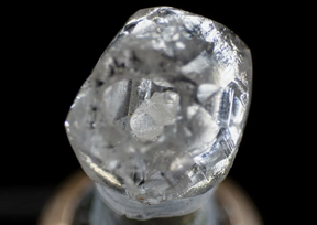 белый алмаз в 169 карат