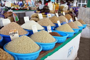 продажа риса на рынке в Узбекистане