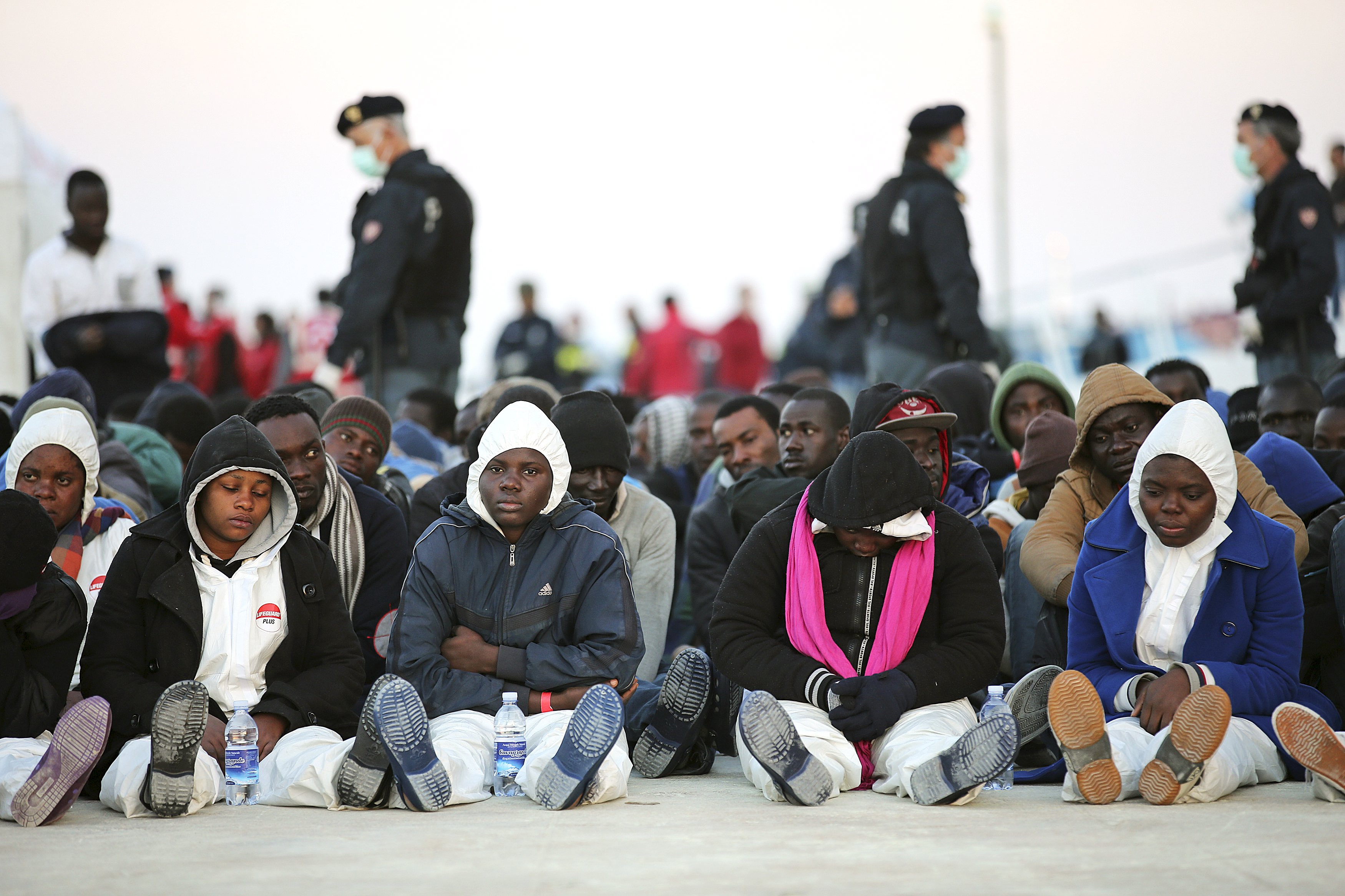 Группа эмигранты. Мигранты из Африки. Мигранты из Африки в Европе. Эмигранты в Италии. Беженцы из Африки в Европу.