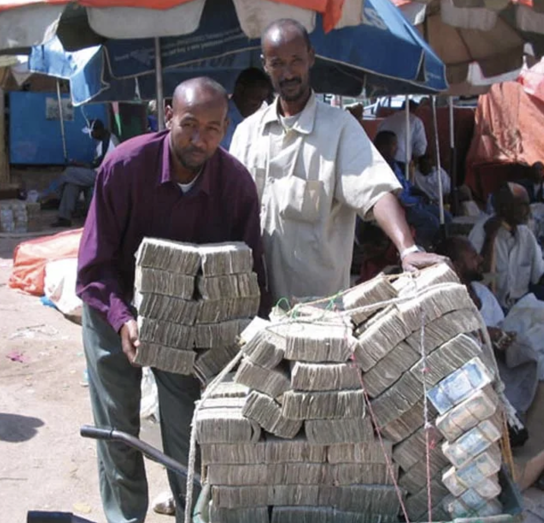 Гиперинфляция в Зимбабве 2008. Инфляция в Зимбабве 2008. Зимбабве доллар гиперинфляция. Деньги в тележке в Африке.