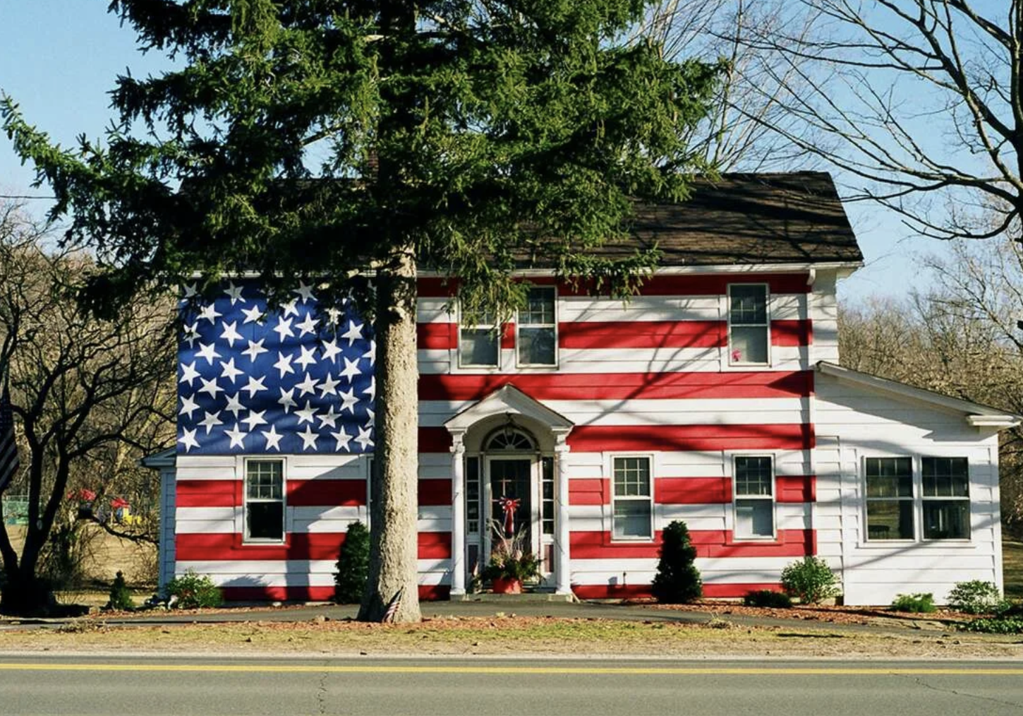 Америка в контакте. Наус Америка. Дом с американским флагом. Флаг США на доме. Домик в США С флагом.