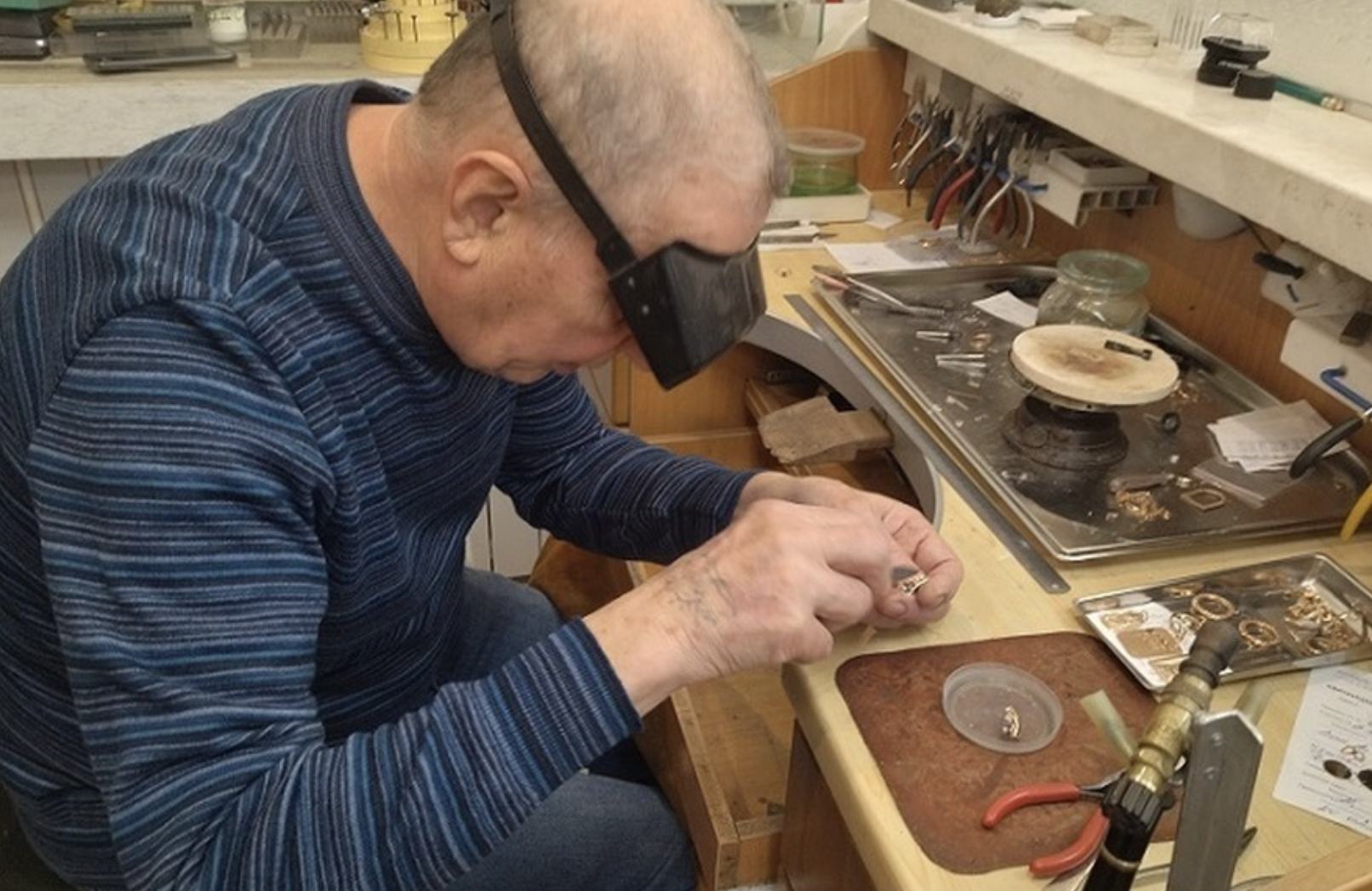 Российский ювелир ремонтирует кольца «Картье» с бриллиантами стоимостью 5миллионов рублей