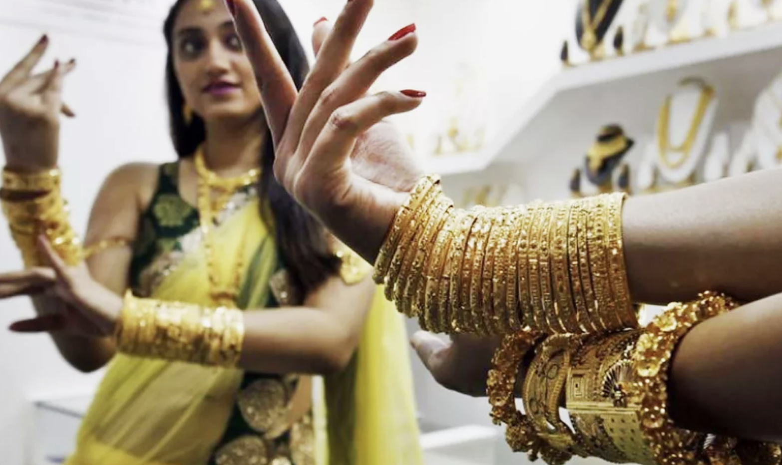 Wearing gold. Индийское золото. Золотые украшения Индии. Индийские женщины в золоте. Золотые украшения женщин Индии.