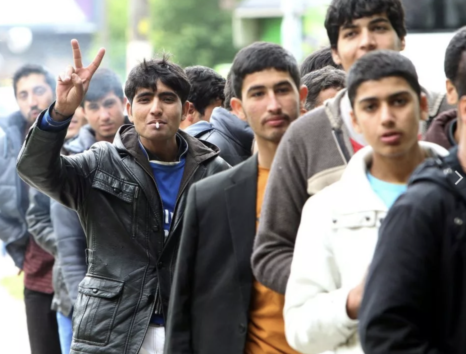 Таджик мигрант. Молодые мигранты. Гастарбайтеры молодые. Мигранты узбеки. Таджики мигранты.