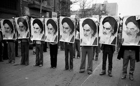 люди с портретами аятоллы Хомейни на митинге в Тегеране