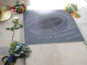 могила Стивена Хокинга