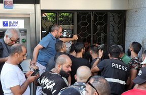 ливанцы массово захватывают банки