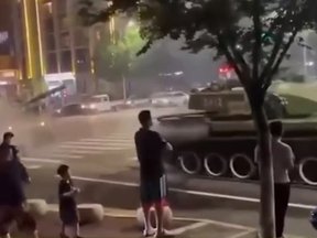 танки на улицах китая