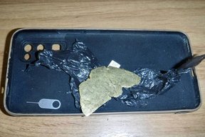 турист спрятал золото в смартфоне