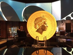 золотая монета весом в 1 тонну