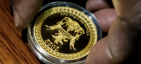золотые монеты в зимбабве