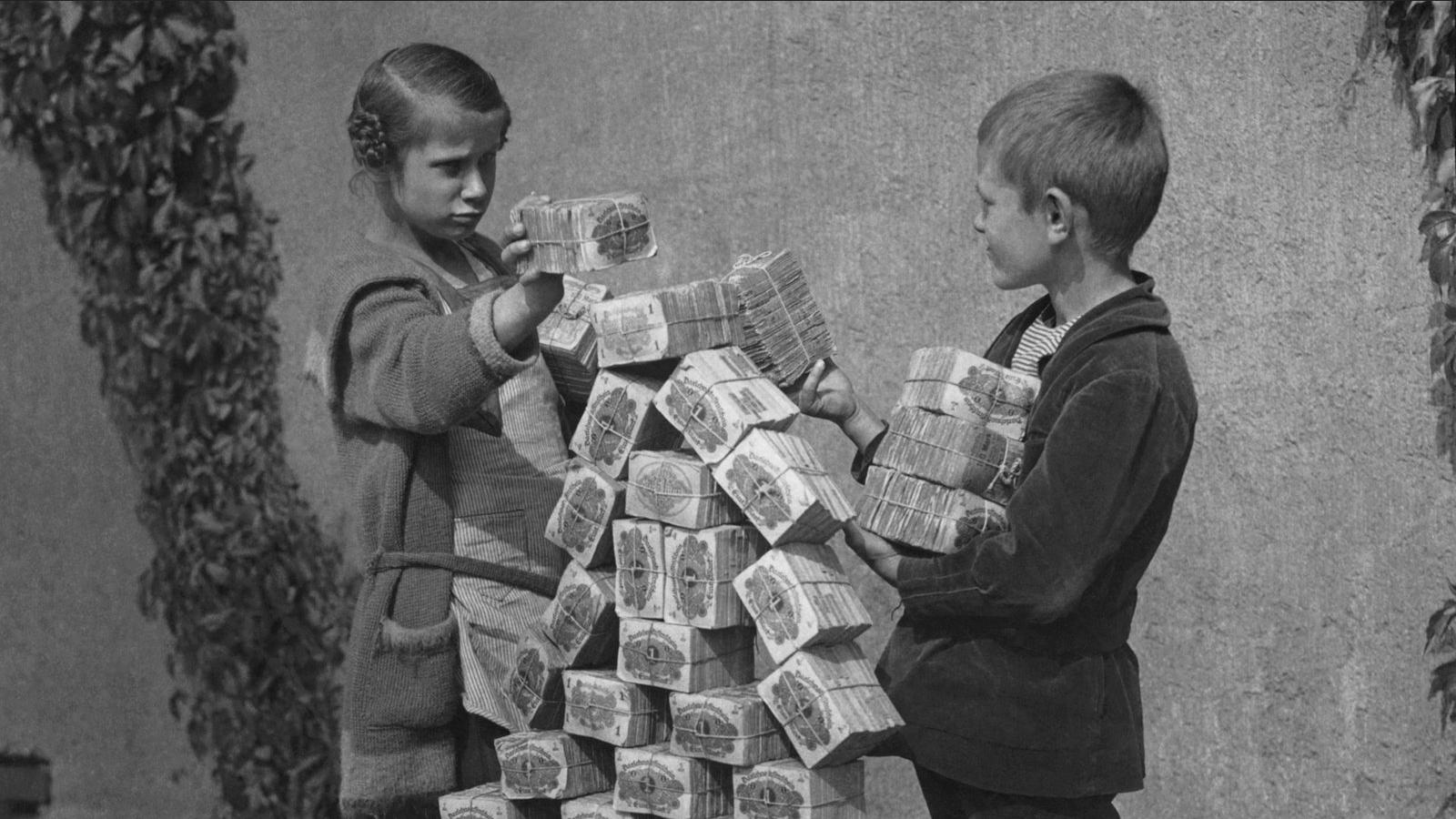 Обесценивание денег год. Гиперинфляция в Германии 1921-1923. Инфляция в Германии 1923. Гиперинфляция в Германии, 1923 год. Гиперинфляция в Германии 1922.
