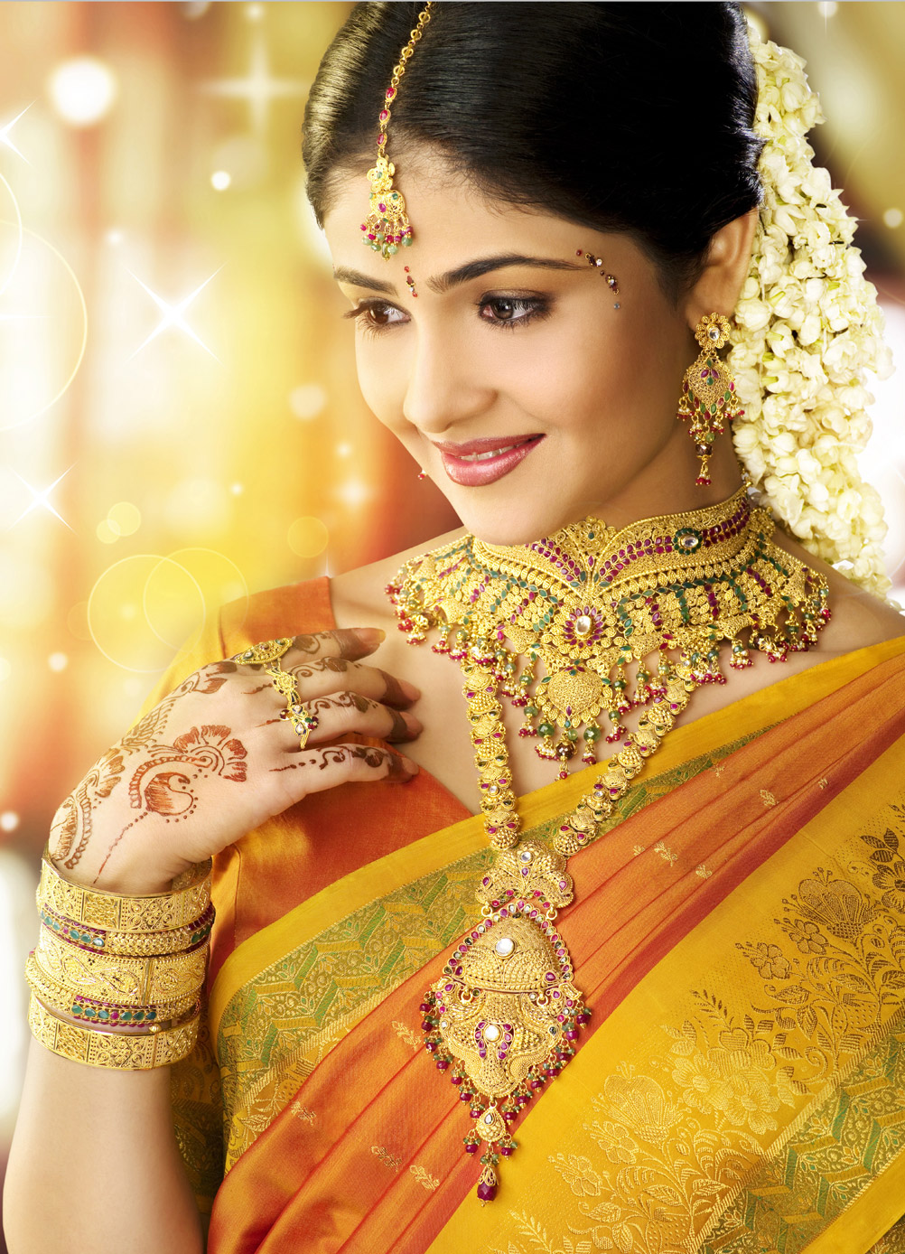 Gold wear. Болливуд толливуд. Индийское золото. Золото Индии. Девушка в индийском золотом костюме.